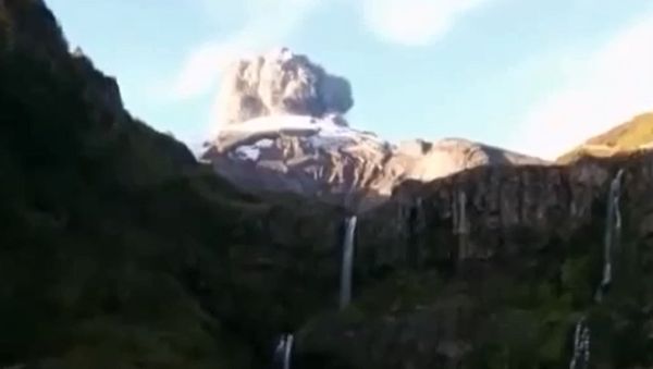 Exact Moment of Volcano Eruption - Sputnik International