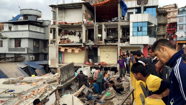 People survey a site damaged by an earthquake, in Kathmandu, Nepal - Sputnik International