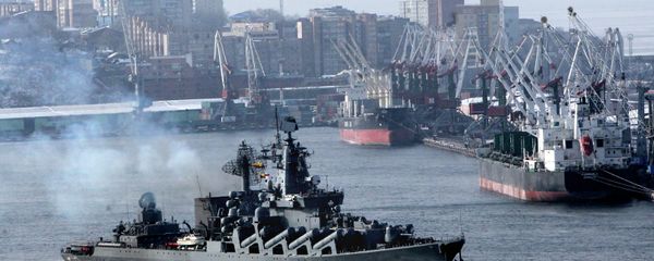 Guided missile cruiser Varyag receives a ceremonial welcome - Sputnik International