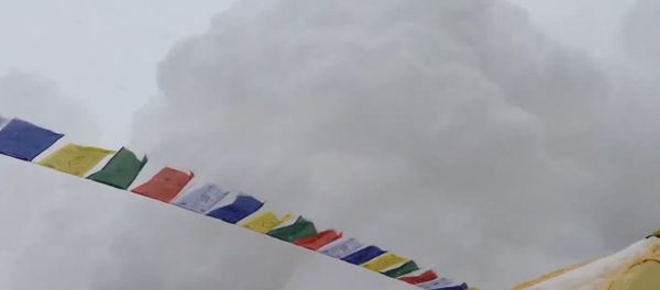 Hit by Avalanche in Everest Basecamp - Sputnik International