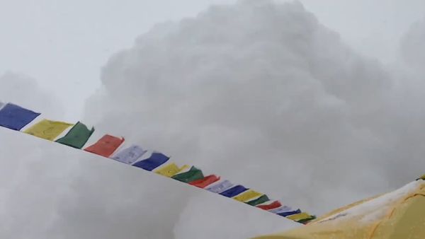 Hit by Avalanche in Everest Basecamp - Sputnik International