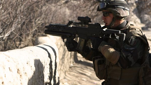 A soldier carries a German gun G36 - Sputnik International