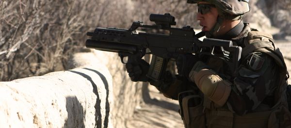 A soldier carries a German gun G36 - Sputnik International