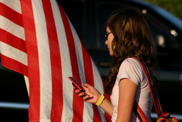 A woman uses a cell phone. - Sputnik International