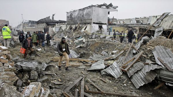 An Afghan investigation team stand in rubble caused by a car bomb explosion in Kabul, Afghanistan. - Sputnik International