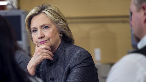 U.S. presidential candidate and former Secretary of State Hillary Clinton participates in a discussion in a classroom at New Hampshire Technical Institute while campaigning for the 2016 Democratic presidential nomination in Concord, New Hampshire, April 21, 2015 - Sputnik International