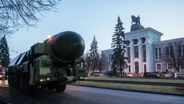 A Topol ICBM launcher at VDNKh - Sputnik International