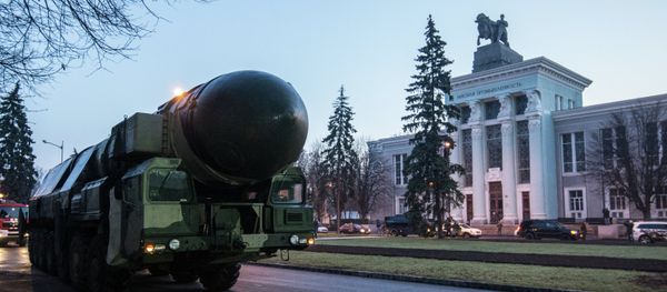 A Topol ICBM launcher at VDNKh - Sputnik International