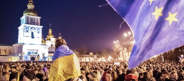 Participants of a rally in support of Ukraine's European integration at Mikhaylovskaya Square in Kiev - Sputnik International