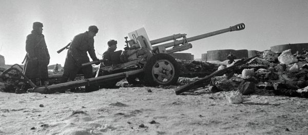 Red Army soldiers repulsing a tank assault near Stalingrad Red Army soldiers repulsing a tank assault near Stalingrad - Sputnik International