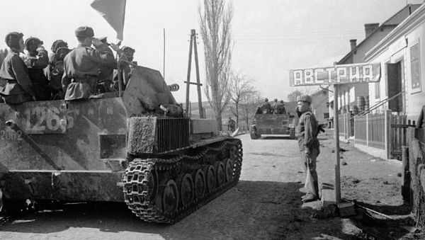 Self-propelled guns crossing the Austrian border - Sputnik International
