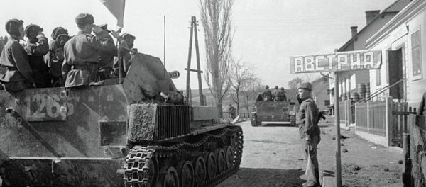 Self-propelled guns crossing the Austrian border - Sputnik International
