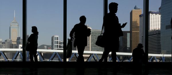Mainland Chinese visitors admire the skyline of the financial Central district inside a shopping mall in Hong Kong April 14, 2015 - Sputnik International