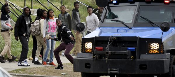 Protesters clash with police near Mondawmin Mall after Freddie Gray's funeral in Baltimore April 27, 2015 - Sputnik International