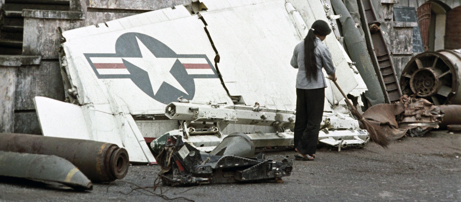 Fragments of warplane, which was downed over Hanoi Fragments of warplane, which was downed over Hanoi - Sputnik International, 1920, 28.04.2015