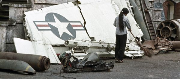 Fragments of warplane, which was downed over Hanoi - Sputnik International