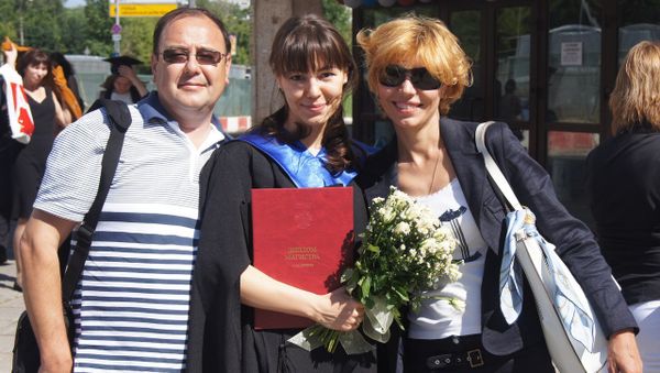 Maria Yakovleva, center, with her parents Maria Yakovleva, center, with her parents - Sputnik International