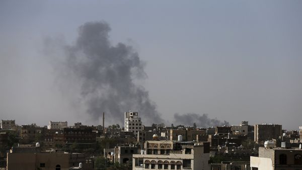 Smoke billows from the international airport of Yemen's capital Sanaa after it was hit with air strikes by Saudi-led coalition April 28, 2015 - Sputnik International