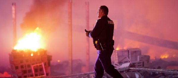 A police officer walks by a blaze, Monday, April 27, 2015, after rioters plunged part of Baltimore into chaos, torching a pharmacy, setting police cars ablaze and throwing bricks at officers A police officer walks by a blaze, Monday, April 27, 2015, after rioters plunged part of Baltimore into chaos, torching a pharmacy, setting police cars ablaze and throwing bricks at officers - Sputnik International
