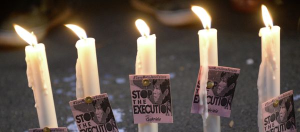 Candles and portraits of Filipina Mary Jane Veloso, who is due for execution in Indonesia, are seen during the vigil in front of the Indonesian embassy in Manila on April 27, 2015. - Sputnik International