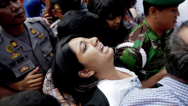Brintha Sukumaran, center, sisters of Myuran Sukumaran, an Australian on death row, cries upon arrival at Wijayapura ferry port to cross to the prison island of Nusakambangan, in Cilacap, Central Java, Indonesia, Tuesday, April 28, 2015 Brintha Sukumaran, center, sisters of Myuran Sukumaran, an Australian on death row, cries upon arrival at Wijayapura ferry port to cross to the prison island of Nusakambangan, in Cilacap, Central Java, Indonesia, Tuesday, April 28, 2015 - Sputnik International