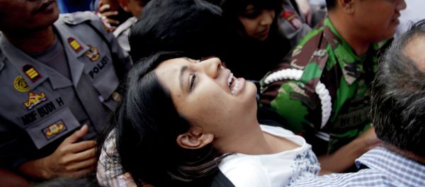 Brintha Sukumaran, center, sisters of Myuran Sukumaran, an Australian on death row, cries upon arrival at Wijayapura ferry port to cross to the prison island of Nusakambangan, in Cilacap, Central Java, Indonesia, Tuesday, April 28, 2015 - Sputnik International