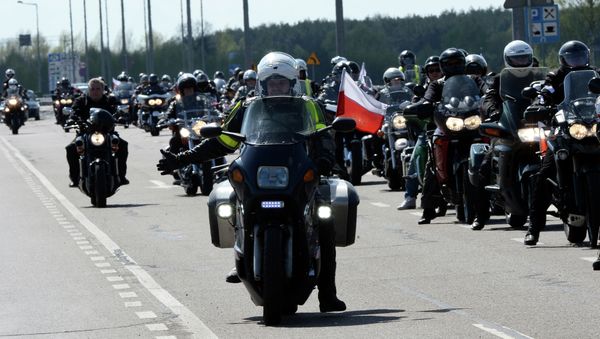 Polish bikers supporters of Russian motorcycling group Night Wolves flash lights and honk horns as a protest after Russian bikers were refused entry to Poland in Terespol on April 27, 2015 - Sputnik International