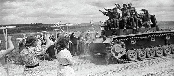 Soviet tank operators on captured tank - Sputnik International