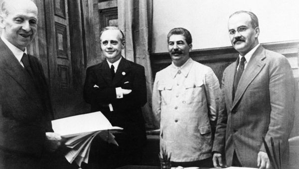 The scene in Moscow on August 23, 1939, after representatives of Nazi Germany and Soviet Russia signed their ten year Non Aggression Pact - Sputnik International
