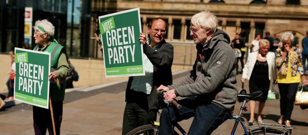 Green Party supporters hold posters during a speech by party leader Natalie Bennett at a campaign event in Liverpool northern England, April 26 , 2015 - Sputnik International