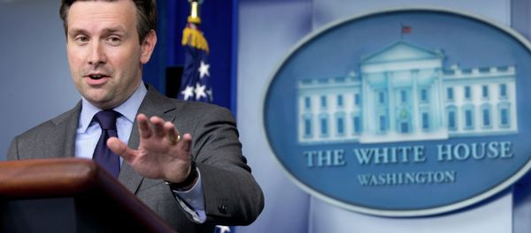 White House press secretary Josh Earnest speaks during the daily news briefing at the White House in Washington - Sputnik International
