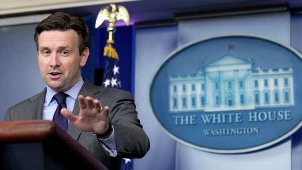 White House press secretary Josh Earnest speaks during the daily news briefing at the White House in Washington - Sputnik International