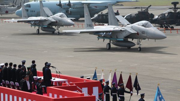 Japanese Prime Minister Shinzo Abe reviews Japan Self-Defense Forces' F-15J fighter jets at Hyakuri Air Base. - Sputnik International