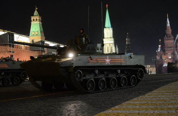A column of military hardware during the rehearsal of  the Victory Day Parade on Moscow's Red Square - Sputnik International