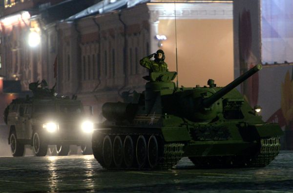 A column of military hardware during the rehearsal of  the Victory Day Parade on Moscow's Red Square - Sputnik International
