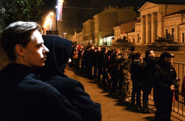 Citizens near  the Pashkov House in Moscow during the rehearsal of the Victory Day Parade - Sputnik International