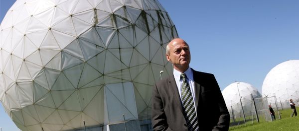 The president of German Intelligence Agency (BND) Gerhard Schindler stands in front of the giant golf ball-shaped radomes in Bad Aibling, near Munich , Germany, Friday June 6, 2014. - Sputnik International