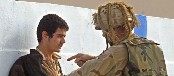 A U.S. soldier from Charlie Company, 1st Battalion, 22nd Regiment, (1-22) of the 4th Infantry Division explains to Iraqi man his mistake - Sputnik International