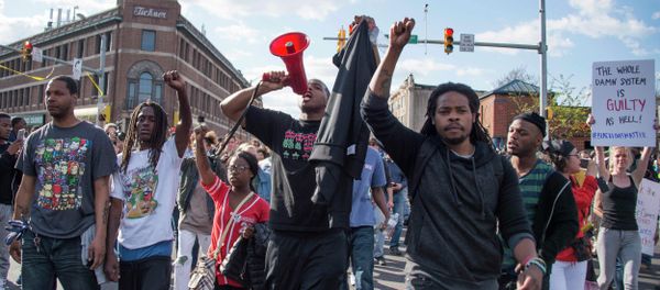 Demonstrators chant on Pennsylvania Avenue in Baltimore, Maryland, April 28, 2015 - Sputnik International