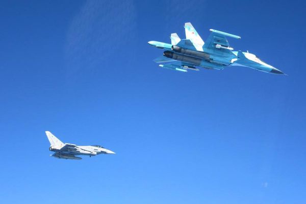 Eurofighter Typhoon and Su-34 Eurofighter Typhoon and Su-34 - Sputnik International