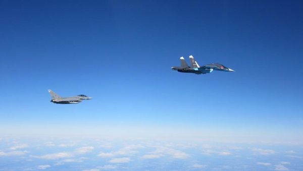 Eurofighter Typhoon and Su-34 - Sputnik International