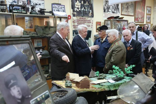 The US Ambassador to Russia John Tefft meets WWII veterans during visit of the museum Allies and Lend-lease - Sputnik International