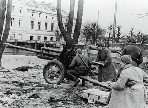 Red Army Men Fire At Enemy Red Army Men Fire At Enemy - Sputnik International