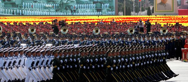 Chinese soldiers march during a military parade to mark the 60th anniversary of China in Beijing Thursday, Oct. 1, 2009. - Sputnik International