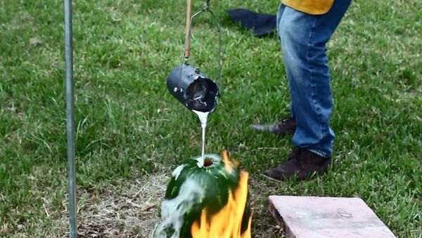 What Happens When You Pour Molten Aluminum into a Watermelon - Sputnik International
