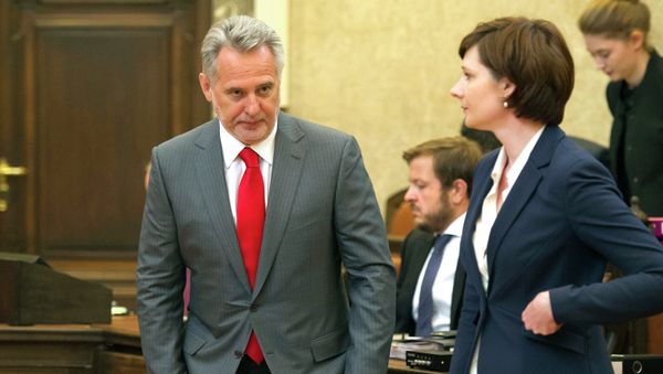 Dmytro Firtash (L), one of Ukraine's most influential oligarchs attends a trial on April 30, 2015 in Vienna Dmytro Firtash (L), one of Ukraine's most influential oligarchs attends a trial on April 30, 2015 in Vienna - Sputnik International