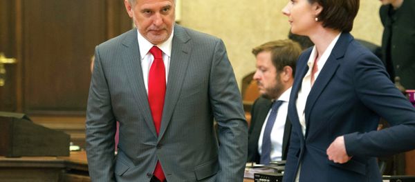 Dmytro Firtash (L), one of Ukraine's most influential oligarchs attends a trial on April 30, 2015 in Vienna - Sputnik International