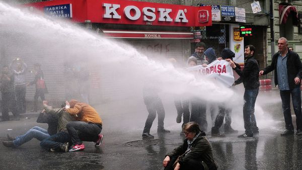 Turkish police use water cannon to disperse protestors during a May Day rally near Taksim Square in Istanbul on May 1, 2015 Turkish police use water cannon to disperse protestors during a May Day rally near Taksim Square in Istanbul on May 1, 2015 - Sputnik International