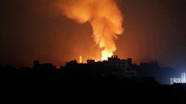 Fire and smoke rises after a Saudi-led airstrike on Sanaa, Yemen, Tuesday, April 28, 2015 - Sputnik International