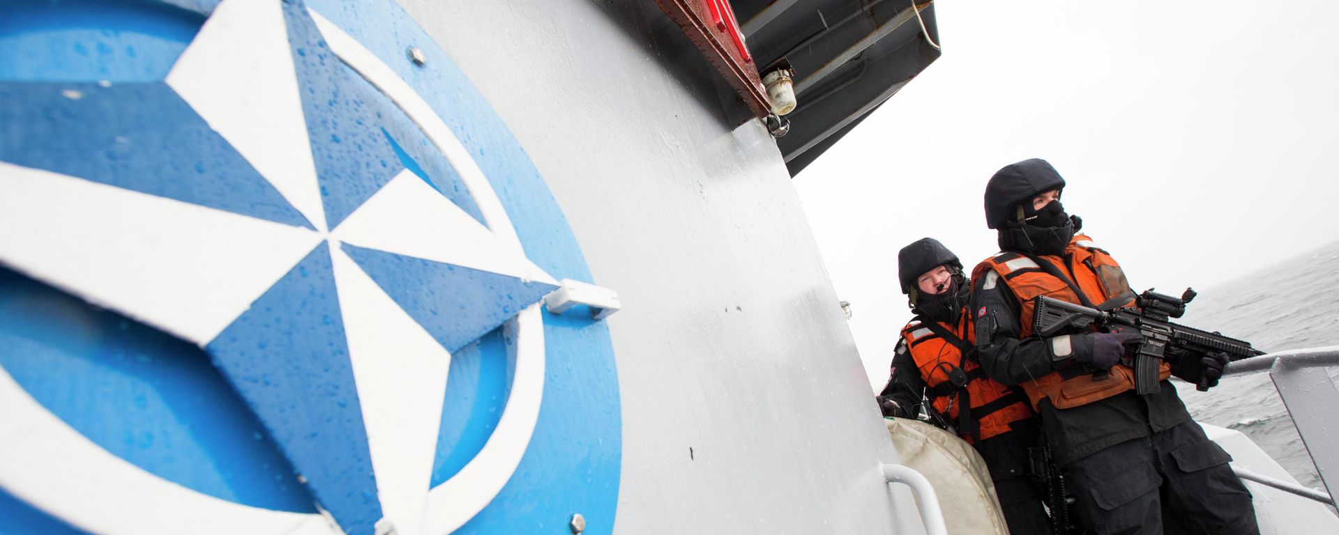 Norwegian sailors onboard the Norwegian support vessel Valkyrien pose for photographers next to the NATO logo. File photo. - Sputnik International, 1920, 22.10.2024